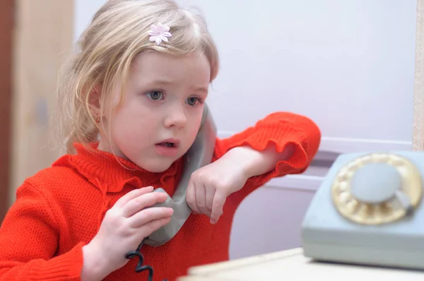 Arama telefonda konuşurken kız