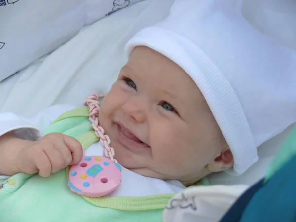 Gülümseyen şirin çocuk