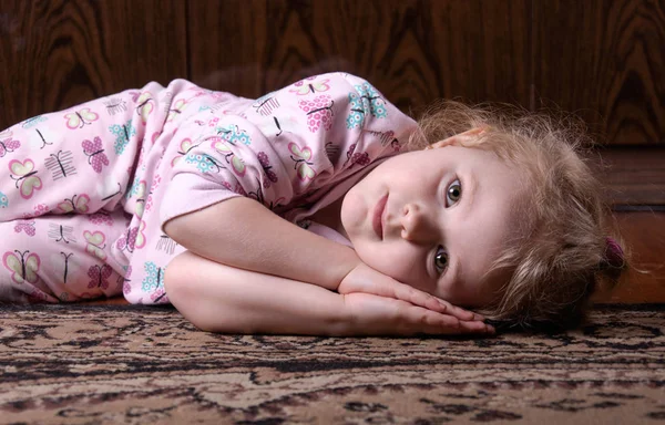 Yerdeki hüzünlü bebek