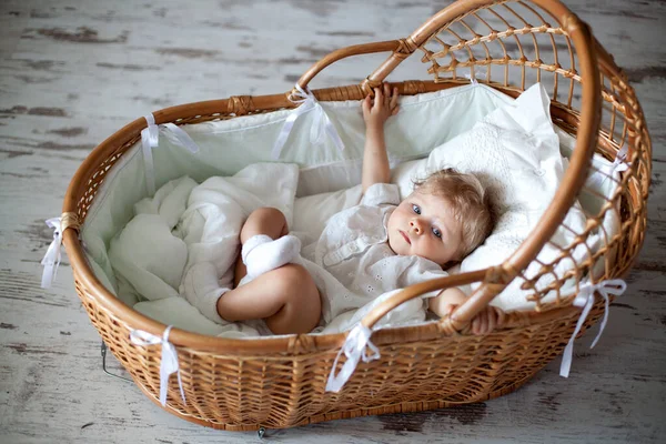 Bebê Está Sentado Berço Vime — Fotografia de Stock