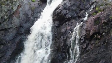 Şelale, su ağır çekimde hareket eder..