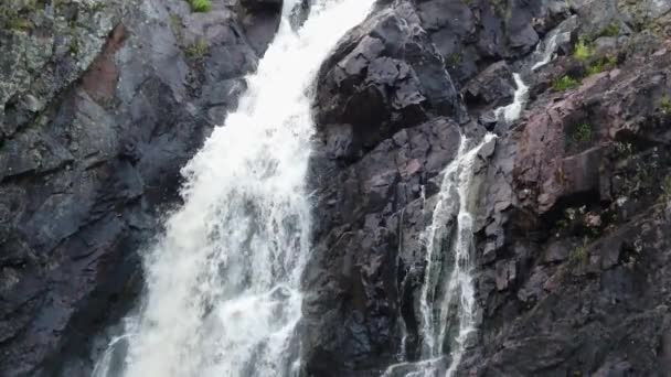 Cascade, l'eau se déplace au ralenti .