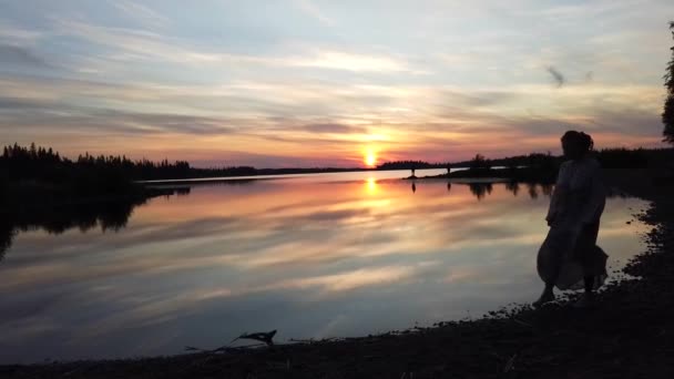 Σιλουέτα Ενός Κοριτσιού Φόντο Μιας Λίμνης Ηλιοβασιλέματος Στο Δάσος — Αρχείο Βίντεο