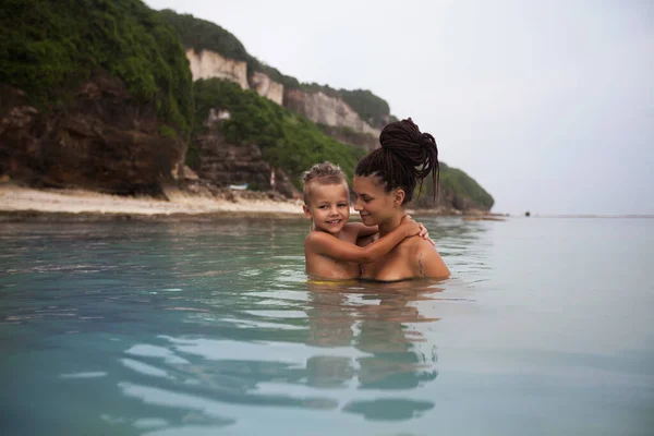 Maman Avec Garçon Nageant Dans Mer Maillot Bain Verrouillage Sur Images De Stock Libres De Droits