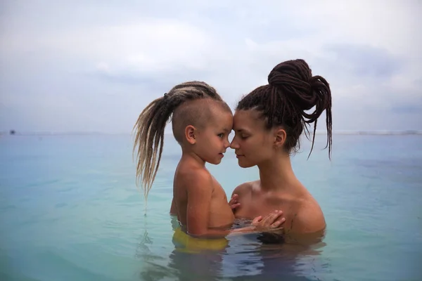 Mãe Com Rapaz Nadar Mar Fato Banho Fechaduras Cabeça Uma Imagem De Stock