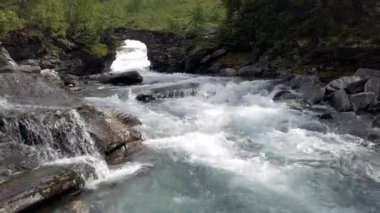 Nehir taş bir köprüden geçiyor.