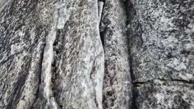 Kayanın üzerinde birinci şahıs olarak hareket var. Nehir yatağı kuru..