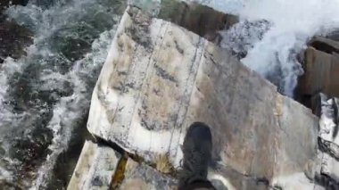 Büyük şelale, su yavaş çekimde düşüyor..