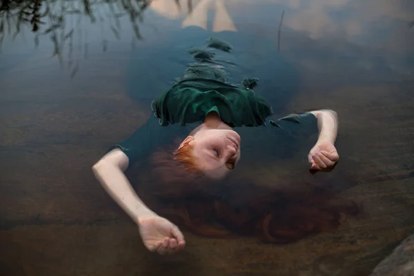 Vörös Hajú Zöld Ruhás Lány Teljesen Vízben Fekszik Csak Arca Jogdíjmentes Stock Fotók