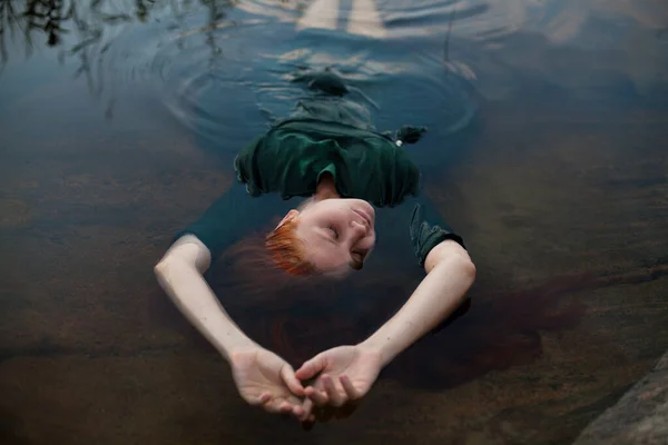 Vörös Hajú Zöld Ruhás Lány Teljesen Vízben Fekszik Csak Arca Stock Kép