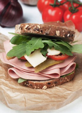 Salamlı sandviç marul ve domates ile