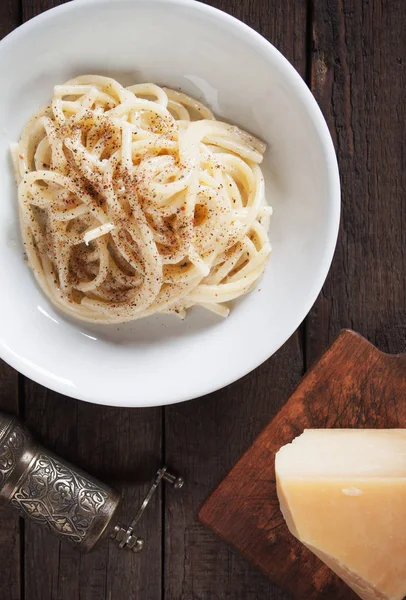 Cacio e pepe, italian cheese and pepper pasta — Stock Photo, Image
