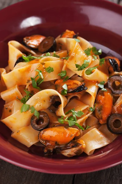 Pappardelle con cozze e olive — Foto Stock