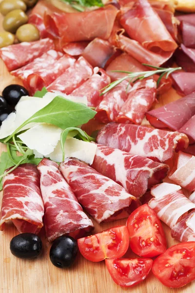 Charcuterie bord met Italiaanse genezen vlees — Stockfoto