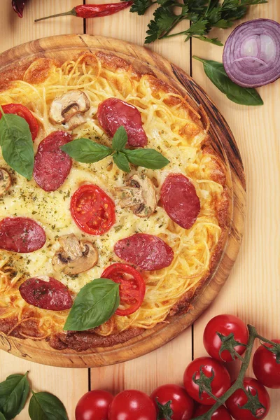 Пицца спагетти с салями и грибами — стоковое фото