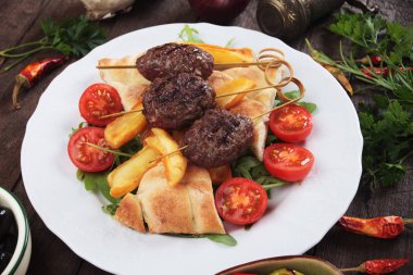 Patates kızartması ve gözleme ile köfte kebap