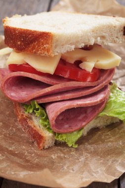 Peynirli ve salamlı sandviç