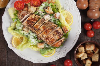 Sezar salata tavuk biftek