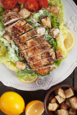 Tavuk steah Sezar salatası ile