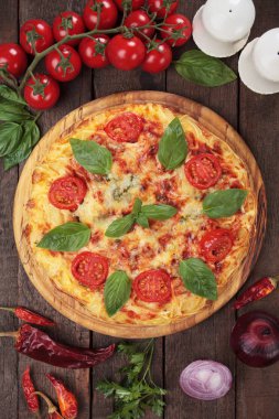 Spaghetti pizza margherita