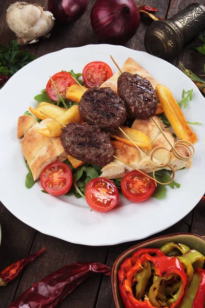 Kofta kebab s hranolky a chlebové placky — Stock fotografie