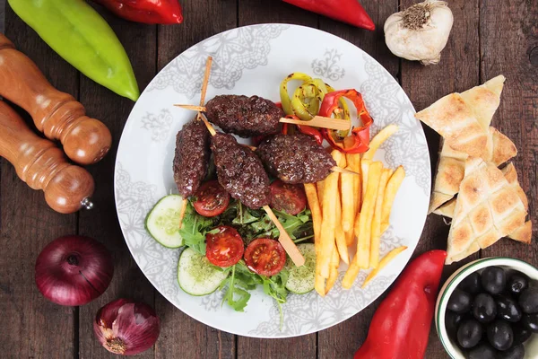 Kofta kebab met frietjes — Stockfoto