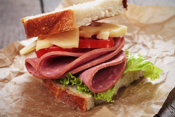 Сэндвич с колбасой и сыром — стоковое фото