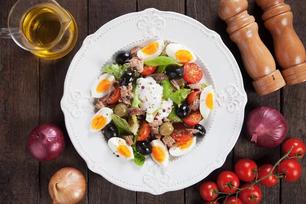 Ensalada Nicoise con huevos y atún — Foto de Stock