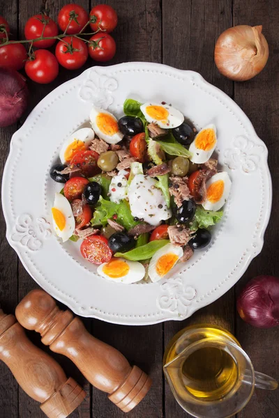 Sallad Niçoise med ägg och tonfisk — Stockfoto