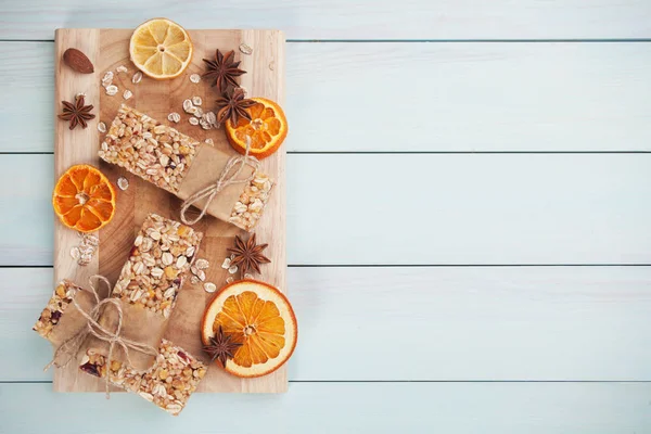 Granola barlar ile kurutulmuş meyve — Stok fotoğraf