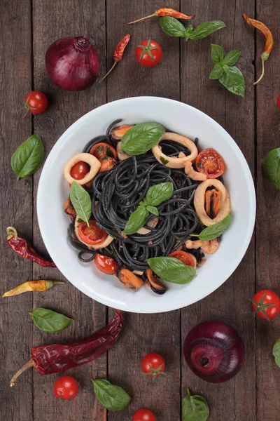 Черные спагетти с мидиями и кольцами кальмара — стоковое фото