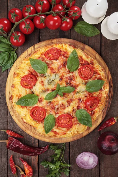 Spaghetti pizza margherita — Photo