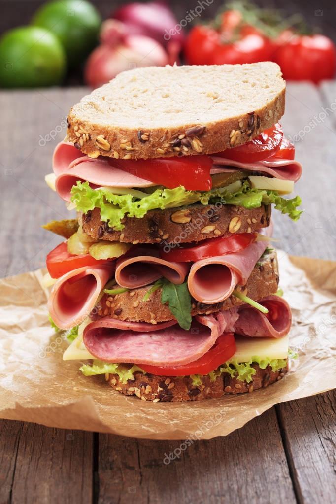 Sandwich de basura grande — Fotos de Stock © igordutina 130123430