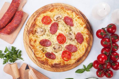 Biberli ve mantarlı makarna pizza