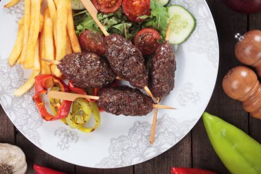 Köfte kebap patates kızartması ile