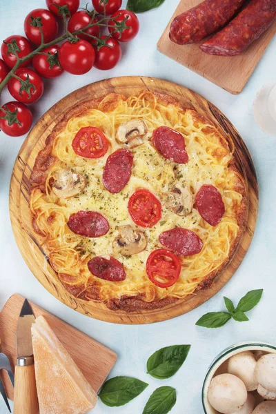 Pizza de espaguete com pepperoni e cogumelos — Fotografia de Stock