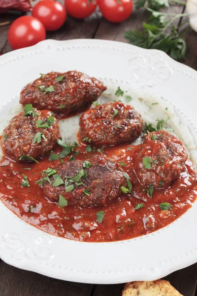 М'ясо з картопляним пюре та томатним соусом — стокове фото