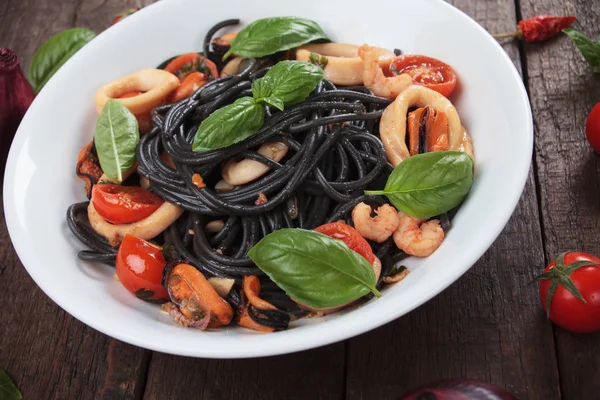 Макароны с чёрными спагетти Италии — стоковое фото