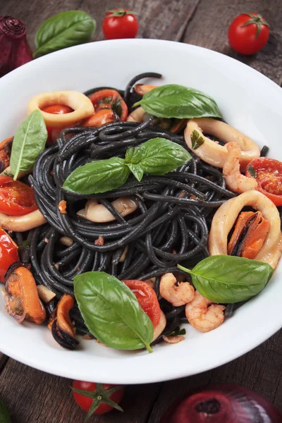 Italienska svart spaghetti pasta — Stockfoto
