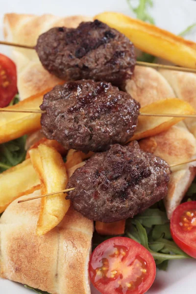 Kofta kebab, pincho de carne picada —  Fotos de Stock