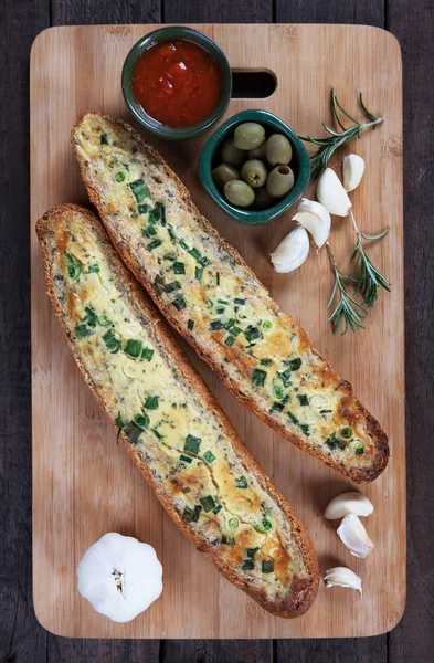 Česnekový chléb s máslem a jarní cibulkou — Stock fotografie