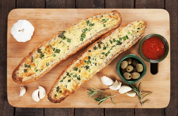Česnekový chléb s máslem a rozmarýnem — Stock fotografie
