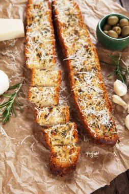 Kızarmış sarımsaklı ekmek parmesan peyniri ile
