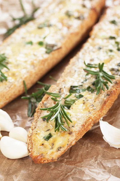 Knoflook brood met boter en rozemarijn — Stockfoto