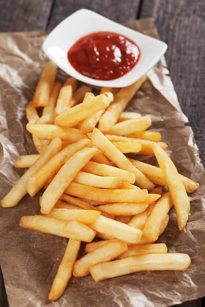 Frietjes met ketchup — Stockfoto