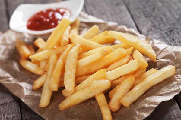 Frietjes met ketchup — Stockfoto