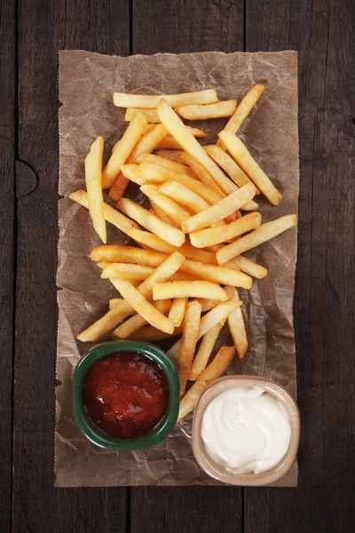 Pommes frites med ketchup och mayo — Stockfoto