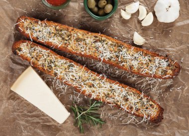 Kızarmış sarımsaklı ekmek parmesan peyniri ile