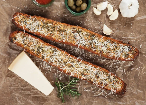 Pane all'aglio tostato con parmigiano — Foto Stock