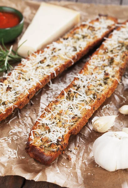 Geröstetes Knoblauchbrot mit Parmesan — Stockfoto